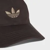 Gorra Adidas modelo Adicolor Classic Trefoil Baseball, color marrón con el logo del trébol bordado en tono dorado claro en el panel frontal. Cuenta con visera curvada y cierre ajustable con hebilla en la parte posterior.