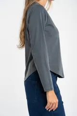 Remera de manga larga con cuello redondo, confeccionada en algodón lavado con efecto desgastado. Presenta un corte oversize y una textura suave y resistente.