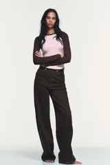 Jeans de tiro alto con diseño de pierna extra ancha y larga. Presenta cinco bolsillos, cierre frontal con cremallera y botón metálico, con un acabado de lavado desgastado.