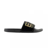 Ojotas EA7 Emporio Armani con base negra y banda superior blanca que presenta el logo de la marca en color negro.