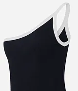 Vestido midi negro ajustado al cuerpo, confeccionado en tejido rib de viscosa. Presenta un diseño asimétrico con un solo hombro descubierto y un bretel con viés contrastante blanco en el escote. Posee un tajo lateral pronunciado.