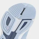 Championes de training Adidas Rapidmove 2, color celeste con las icónicas tres tiras laterales en blanco. Presentan un empeine de malla transpirable con refuerzos y una mediasuela con tecnología Lightstrike para mayor amortiguación y respuesta.