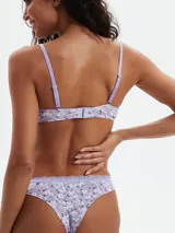 Soutien negro con breteles finos regulables y detalle de puntilla en el contorno del busto.