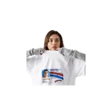 Remera oversize blanca de manga corta con estampa frontal que simula una identificación de Madrid ("ID") con diseño de la película Superbad.