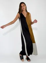Vestido largo sin mangas de lino, con escote en V y diseño de bloques de color en tonos beige, tostado y blanco.