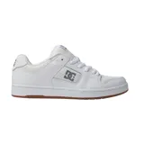 Championes DC modelo Manteca 01, de diseño urbano y estilo skate. Presentan una capellada de cuero sintético en color blanco con paneles perforados en los laterales y el logo de la marca en gris. Cuentan con suela de goma color caramelo y cierre mediante cordones.