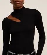 Blusa ajustada de punto leve color negro, con cuello alto, mangas largas y abertura en el hombro.