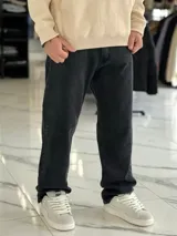 Pantalón de jean celeste de corte oversize y pierna recta.