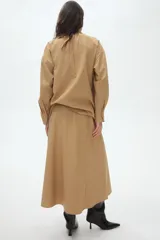 Pollera midi de corte A con tejido texturizado, cintura alta elástica con frunces y costuras verticales visibles en la parte frontal y posterior.
