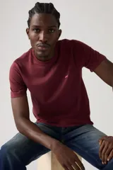 Remera de manga corta color bordó con cuello redondo y logo de Levi's en el pecho.