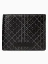 Billetera plegable Calvin Klein con estampado de monograma en toda la superficie y parche frontal con logo grabado. Cuenta con monedero interior, compartimento para billetes y múltiples ranuras para tarjetas.