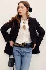 Saco sastrero negro de corte oversize, con solapas clásicas, bolsillos con solapa en los laterales y hombreras incorporadas.