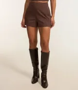 Short lila de tejido bengaline, con bolsillos delanteros y cremallera lateral.