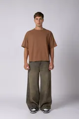 Jean baggy de corte amplio y relajado, color celeste claro, con diseño de pierna ancha y estilo urbano.