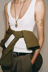 Pulsera brazalete dorada con diseño flexible en forma de serpiente, con detalles geométricos en cabeza y cola.