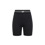 Short deportivo ajustado New Balance en color negro, con cintura elástica ancha a rayas y el logo de la marca en el centro.