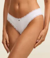 Pack de dos bombachas bikini, una negra y otra blanca, con detalle de encaje en la cintura y en las piernas, y moño decorativo en el centro.