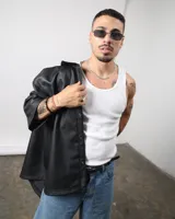 Lentes de sol plateados con forma rectangular y cristales negros. Protección UV400.