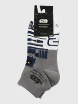 Medias cortas con diseño inspirado en el droide R2-D2 de Star Wars, con estampado gráfico en colores gris, blanco y azul, y logo de la marca y la franquicia en la parte superior.