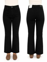 Jean de corte bootcut color negro, con tiro medio, cierre frontal con botón y bolsillos laterales y traseros.
