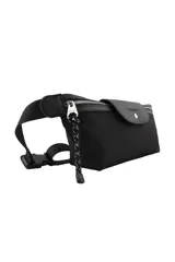 Riñonera Las Oreiro de diseño minimalista, confeccionada en material sintético negro. Presenta un compartimento principal con cierre metálico, solapa frontal con botón a presión y logo de la marca grabado.