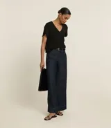 Blusa color beige de poliéster con efecto arrugado (airflow), escote en pico y mangas cortas tulipán (cruzadas).