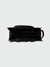Cartera tipo tote de Marc Jacobs, confeccionada en lona resistente de color negro con detalles en blanco. Presenta el logo estampado en el frente y correas dobles para llevar en la mano, además de una correa ajustable y extraíble para usar al hombro.