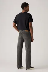 Jeans de denim gris oscuro, con corte relajado, cintura media y pierna recta. Presentan diseño clásico de cinco bolsillos y cierre frontal con botón y cremallera.