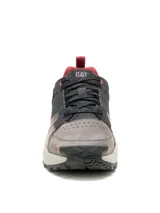 Calzado de trekking Caterpillar modelo Grapple Leather, en tonos gris, negro y detalles en rojo. Confeccionado en cuero nubuck y ante, con suela dentada de goma y entresuela de EVA.