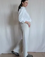 Pantalón de jean estilo wide leg con costuras verticales frontales, tiro alto y bolsillos laterales.