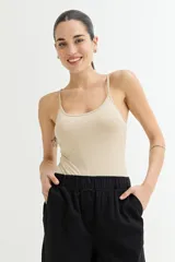 Body color beige con breteles finos.