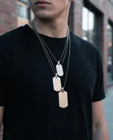 Dije de acero inoxidable con forma rectangular, diseñado para ser personalizado mediante grabado.