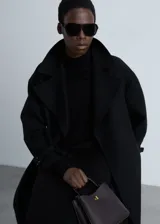 Vestido midi de punto fino con diseño recto, cuello perkins y manga larga. Presenta terminaciones en canalé en puños y ruedo.