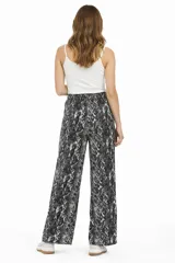 Pantalon de algodon con estampado animal print, de corte ancho y tiro alto, con cintura elastizada y lazo ajustable.