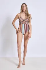 Traje de baño enterizo con estampado de rayas verticales y horizontales en tonos tierra, azul y rosado. Presenta escote en V con detalle anudado y abertura frontal.