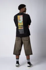 Remera oversize color crema con estampado abstracto en el pecho, inspirado en Claude Monet.