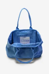 Bolso tipo tote bag Ecoalf modelo Palms Medium, confeccionado en 100% algodón reciclado con acabado garment dyed de color rosado. Cuenta con doble asa de hombro, bolsillo frontal abierto con el logo de la marca bordado y diseño amplio y funcional.