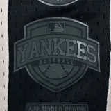 Short deportivo negro de poliéster con cintura elástica ajustable con cordón. Estampado con el nombre "New York" en letras grandes y el logo de los Yankees en la pierna derecha.