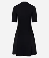 Vestido midi evasé color bordó, con cuello alto, mangas cortas y cintura marcada con cinturón fino removible con hebilla metálica dorada.