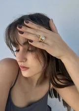 Anillo dorado de acero inoxidable con zircón blanco.