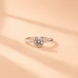 Anillo de plata 925 con piedra central de circonia engastada en bisel.