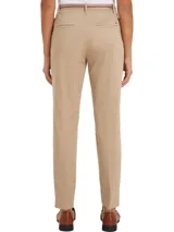 Pantalón de vestir color beige, de corte slim, con bolsillos laterales y traseros. Incluye cinturón de tela con hebilla metálica y rayas horizontales en rojo, blanco y azul.