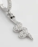 Aros tipo argolla de plata con dije colgante en forma de serpiente, decorados con circonias brillantes y detalles en negro en los ojos.