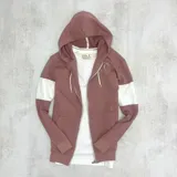 Campera con capucha color rosa viejo con mangas blancas, cierre frontal y bolsillos laterales.