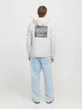 Buzo canguro gris con capucha, de manga larga y corte regular. Tiene el logo de la marca bordado en el pecho.