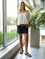 Short negro de algodón, marca One Five One. Pretina con pasadores, botón y cierre. Delantera con bolsillos. Botón en bolsillos traseros. Incluye cinturón trenzado negro.