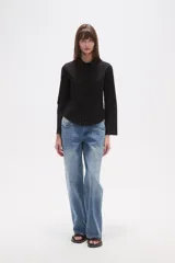 Camisa de algodón negra, de corte entallado, con cuello clásico y cierre frontal de botones.