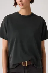 Remera de algodón con efecto lavado, cuello redondo y mangas cortas, de corte relajado.