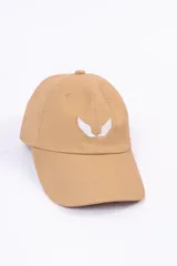 Gorro tipo cap color marrón con bordado de alas blancas en el frente.
