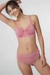 Bombacha tipo culotteless de tiro bajo, confeccionada en microfibra sin costuras con cintura elástica.